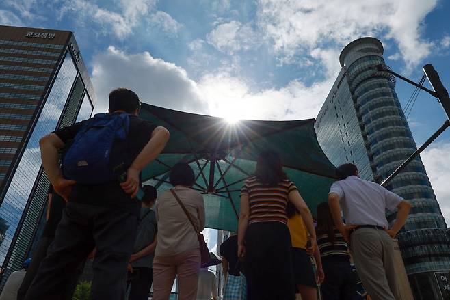 서울 세종대로사거리에서 시민들이 신호를 기다리고 있다. 사진=연합뉴스