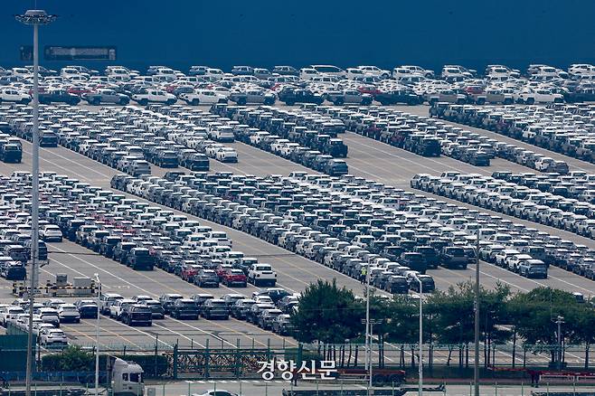 지난 8일 경기 평택항 자동차 전용부두에서 선적 중인 수출용 차량. 문재원 기자