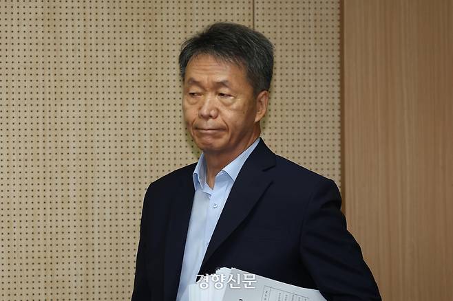 국가인권위원회 상임위원회가 열린 지난달 26일 서울 중구 인권위에 김용원 상임위원이 입장하고 있다. 정효진 기자