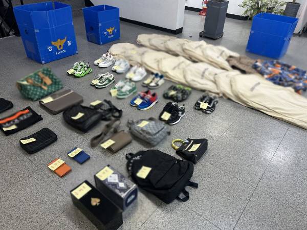 금 투자를 미끼로 사기 행각을 벌인 일당의 주거지에서 압수한 명품 등의 모습. 부산경찰청 제공