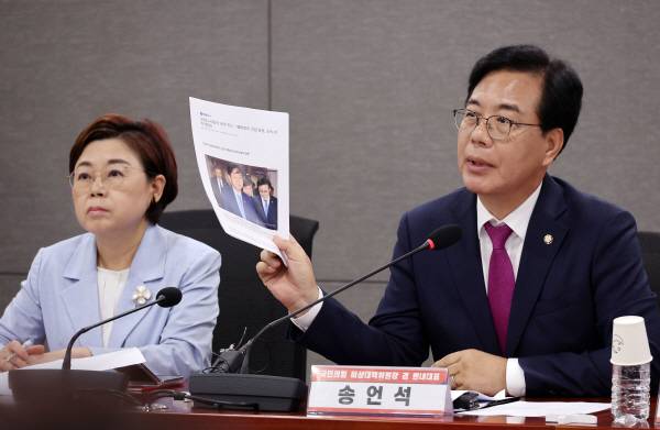 24일 서울 여의도 국회 의원회관에서 열린 ‘한미 관세협상, 농축산물 시장개방 확대 검토 관련 농민단체 초청 긴급간담회’에서 국민의힘 송언석 비상대책위원장 겸 원내대표가 한미 2+2협의 연기 관련 기사를 들고 발언하고 있다. 연합뉴스