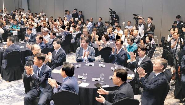 24일 부산롯데호텔에서 ‘2025 지역경제 기 살리기 정책콘퍼런스’가 시작되자 참석자들이 박수를 치며 환호하고 있다.  전민철 기자