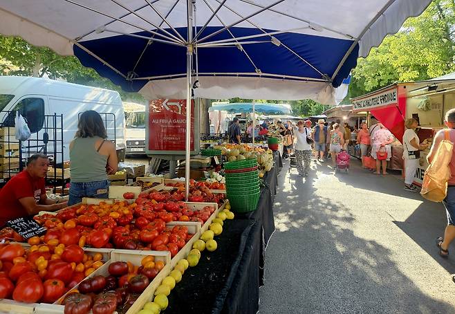 Local vendors sell produce at a market in Arles, France, on July 5. (Park Yuna/The Korea Herald)