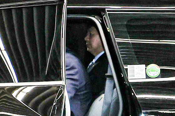Deputy Prime Minister and Minister of Economy and Finance Koo Yun-cheol leaves Incheon International Airport on July 24. [YONHAP]