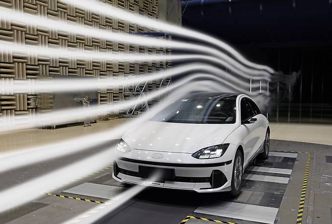 Hyundai's Aero Challenge concept car achieved a drag coefficient of 0.144, the lowest in the world. The drag coefficient is a crucial factor in the era of EV competition as it is a direct contributor to how far an EV can go on a single charge. [HYUNDAI MOTOR]