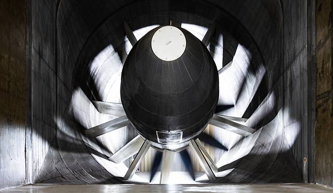 A wind tunnel fan 8.4 meters (27 feet, 7 inches) in diameter, capable of generating winds equivalent to speeds of up to 200 kilometers per hour (124 miles per hour) and powered by a 3,400-horsepower motor, at Hyundai Motor Group's Namyang R&D Center in Hwaseong, Gyeonggi, on July 23. [HYUNDAI MOTOR]