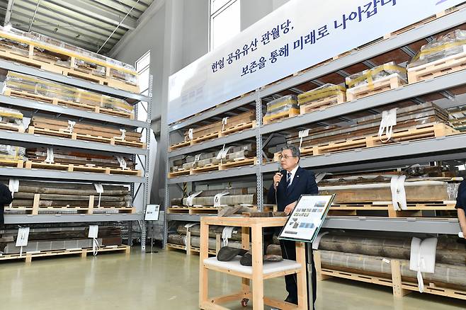 Huh Min, the newly-appointed head of the Korea Heritage Service, speaks during a press conference for the repatriated Gwanwoldang at the Traditional Architecture Elements Conservation Center in Paju, Gyeonggi, on July 23. [KOREA HERITAGE SERVICE]
