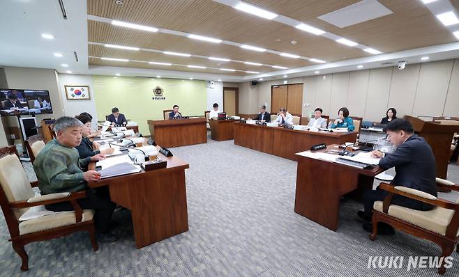 충남도의회 행정문화위원회는 지난 23일 열린 제360회 임시회 제3차 회의에서 문화체육관광국, 충남도서관 소관 조례안 심사와 2025년 주요업무 추진상황에 대한 보고를 받았다.&nbsp;