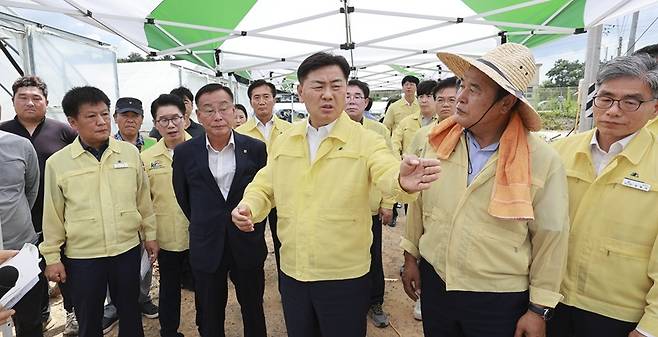 김관영 전북특별자치도지사가 최근 집중호우로 침수피해가 발생한 고창군 대산면 수박비닐하우스 농가를 찾아 위로하고 응급 복구 현황과 대민 지원 상황을 점검하고 있다.