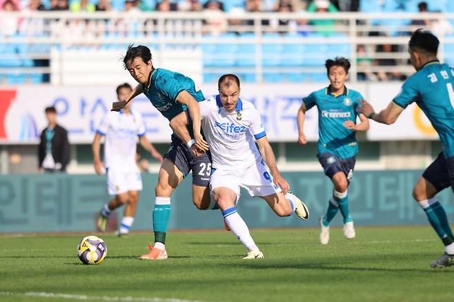 인천 무고사, 안산 조지훈. 한국프로축구연맹 제공