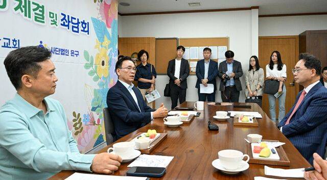 이장균(오른쪽) 서울 순복음강남교회 목사가 최근 교회에서 진행된 '마약 근절과 예방 그리고 회복'을 주제로 열린 좌담회에서 남경필(왼쪽 첫 번째) 은구(NGU) 대표, 조성명 강남구청장과 함께 우리 사회의 마약 중독 예방 문제에 대해 논의하고 있다. 신석현 포토그래퍼