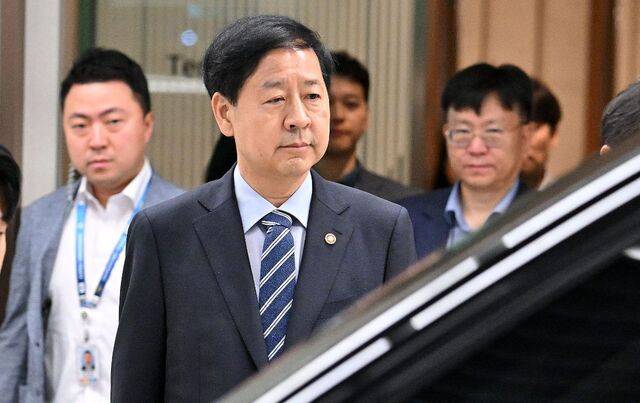 구윤철 부총리 겸 기획재정부 장관이 24일 인천국제공항 제2터미널을 나서고 있다. 이날 구 부총리는 25일(현지시간) ‘한·미 2+2 통상 협의’를 위해 미국 워싱턴DC로 출국할 예정이었으나 스콧 베선트 미 재무장관의 긴급한 일정으로 협의가 취소되면서 발길을 돌렸다. 인천공항=최현규 기자