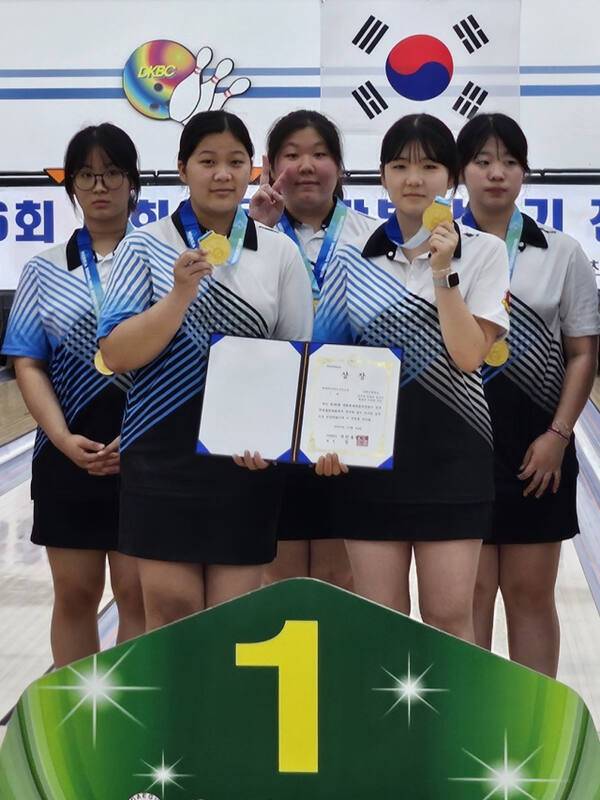제36회 문화체육관광부장관기 전국학생볼링대회 여자 고등부 5인조전서 시즌 2관왕에 오른 구리 토평고 선수들. 토평고 제공