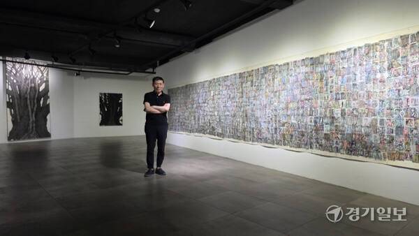 2025 경기도 박물관·미술관 지원사업인 ‘온, 한의 표면- 붓과 칼의 담’ 전시를 기획한 이해균 해움미술관 대표가 조진호 작가의 작품 앞에 서 있다. 이나경기자