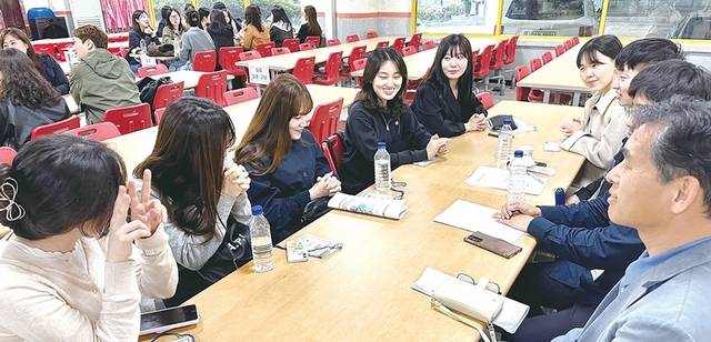 지난 4월 경기예고에서 열린 ‘2025 디지털 하이러닝 미래교육 하모니’를 주제로한 수업나눔 후 지역별모임. 경기도중등음악교육연구회 제공