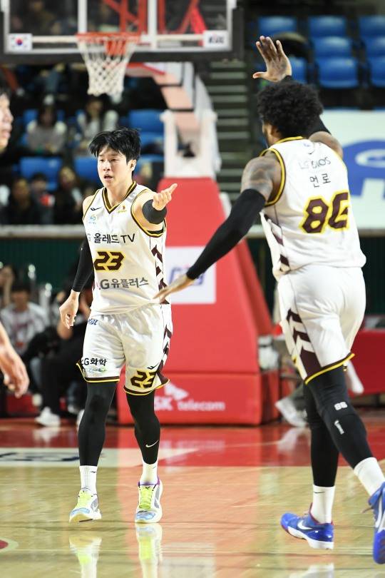 하이파이브 하는 LG 전성현과 먼로. 사진[연합뉴스]