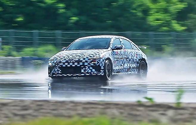 아이오닉6 N  주행 장면 [사진출처=현대차]