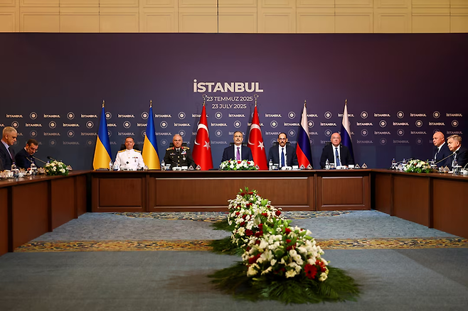 23일(현지 시각) 튀르키예 치라안 궁전에서 열린 러시아 - 우크라이나 3차 고위급 평화협상이 큰 진전 없이 40분 만에 종료됐다. [사진 = Reuter]