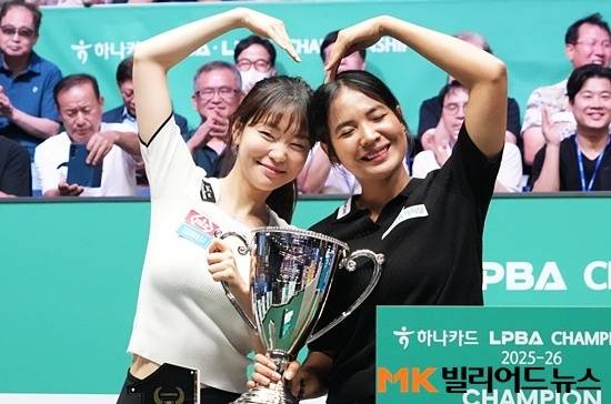 결승전 상대였던 스롱과는 절친사이다. 김보라는 결승에서 져 아쉬웠지만, 상대가 스롱이어서 덜 아쉬웠단다. 하나카드배LPBA 시상식 후 손하트를 그리는 김보라와 스롱피아비. (사진=MK빌리어드뉴스 DB)