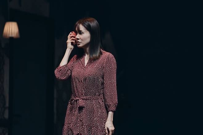 연극 ‘2시 22분’에서 제니(아이비)가 베이비모니터를 통해 수상한 소음을 듣고 있다. <신시컴퍼니>