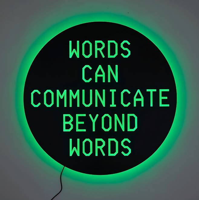 인공지능(AI)이 지은 시구를 활용한 사샤 스타일스의 설치 작품 ‘WORDS CAN COMMUNICATE BEYOND WORDS’(2024). 지난 3월 미국 뉴욕 크리스티 경매에서 1만80달러(약 1380만원)에 낙찰됐다. 크리스티