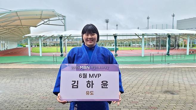 김하윤이 진천선수촌에서 MBN 여성스포츠대상 6월 MVP를 받고 환하게 웃고 있다.  MBN