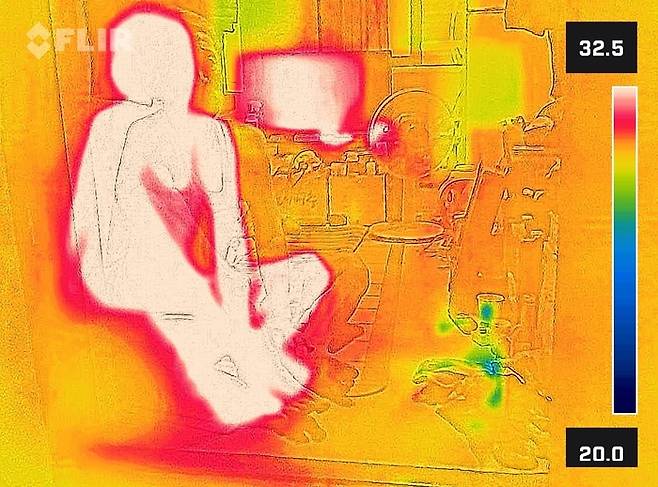 속절없는 쪽방촌의 폭염
    (서울=연합뉴스) 서대연 기자 = 서울 한낮 기온이 34도까지 치솟으며 무더운 날씨를 보인 24일 서울역 쪽방촌에서 한 주민이 에어컨이 없는 방에서 더위를 견디고 있다. 
    열화상 카메라 촬영. 온도가 높은 곳은 붉게, 낮은 곳은 푸르게 표시돼 있다. 2025.7.24
    dwise@yna.co.kr
(끝)


<저작권자(c) 연합뉴스, 무단 전재-재배포, AI 학습 및 활용 금지>