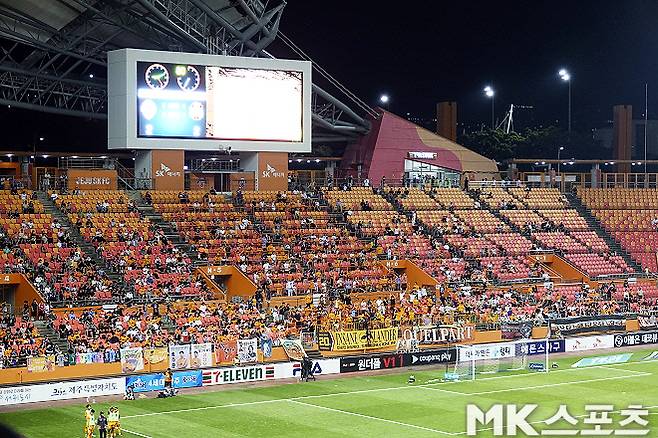 Jeju SK fans who found a kick -off game at the Jeju World Cup Stadium on Tuesday, July 23rd. Photo = Reporter Lee Geun -seung