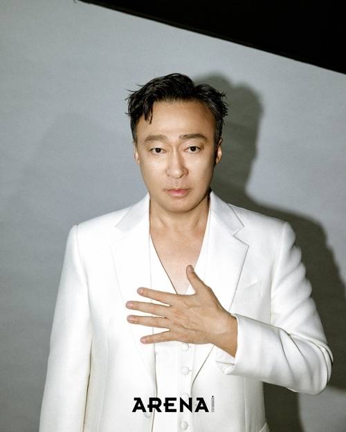 배우 이성민이 남성 패션 매거진 ‘아레나 옴므 플러스’ 8월호를 통해 화보와 인터뷰를 공개했다.
