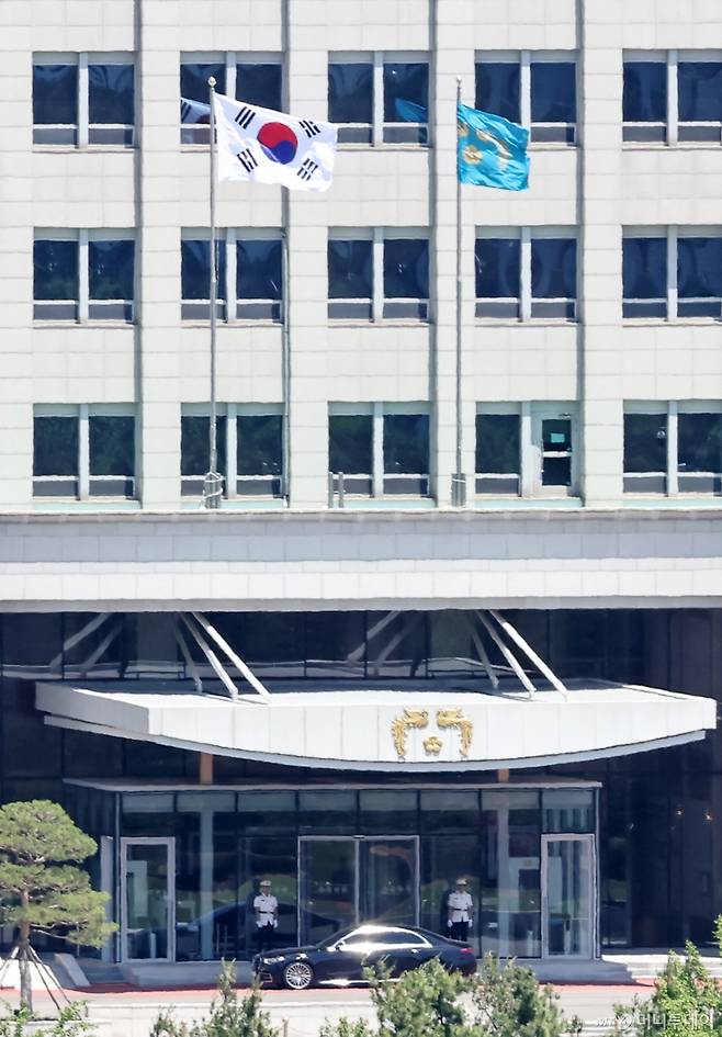 (서울=뉴스1) 민경석 기자 = 이재명 대통령의 임기가 시작된 4일 서울 용산구 대통령실 청사에 봉황기가 게양돼 있다. 2025.6.4/뉴스1  Copyright (C) 뉴스1. All rights reserved. 무단 전재 및 재배포,  AI학습 이용 금지. /사진=(서울=뉴스1) 민경석 기자
