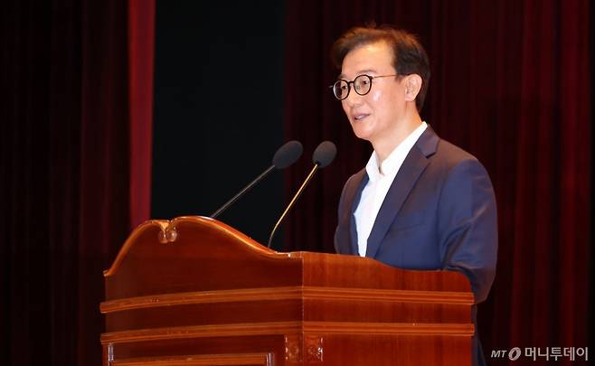 전재수 해양수산부 장관이 24일 세종시 정부세종청사 대강당에서 열린 취임식에서 취임사를 하고 있다. /사진=뉴시스 제공.