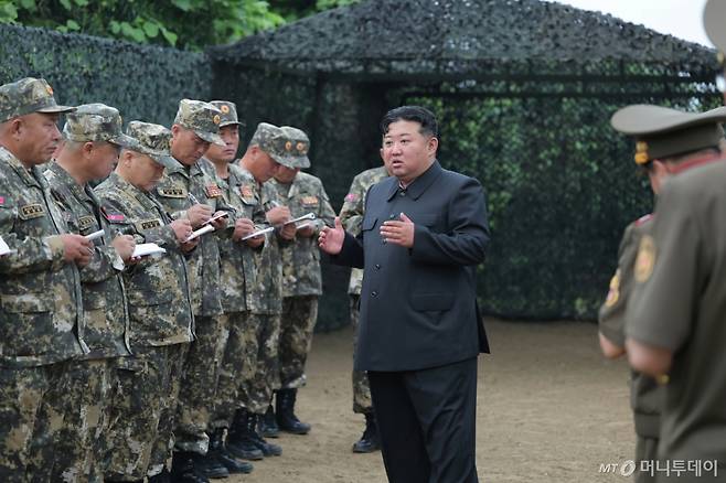 (평양 노동신문=뉴스1) = 북한 노동당 기관지 노동신문은 24일 "최정예 혁명강군의 전투적 위력을 더욱 만반으로 다지기 위한 강도 높은 훈련 열풍이 전군에 나래치는 속에 조선인민군 대연합부대 포병 구분대들 사이의 사격훈련 경기가 7월 23일에 진행됐다"고 보도했다.      [국내에서만 사용가능. 재배포 금지. DB 금지. For Use Only in the Republic of Korea. Redistribution Prohibited]  rodongphoto@news1.kr  Copyright (C) 뉴스1. All rights reserved. 무단 전재 및 재배포,  AI학습 이용 금지.