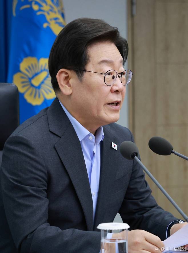 [서울=뉴시스] 고범준 기자 = 이재명 대통령이 24일 서울 용산 대통령실 청사에서 열린 제5차 수석보좌관회의에서 발언하고 있다. 2025.07.24. bjko@newsis.com /사진=고범준