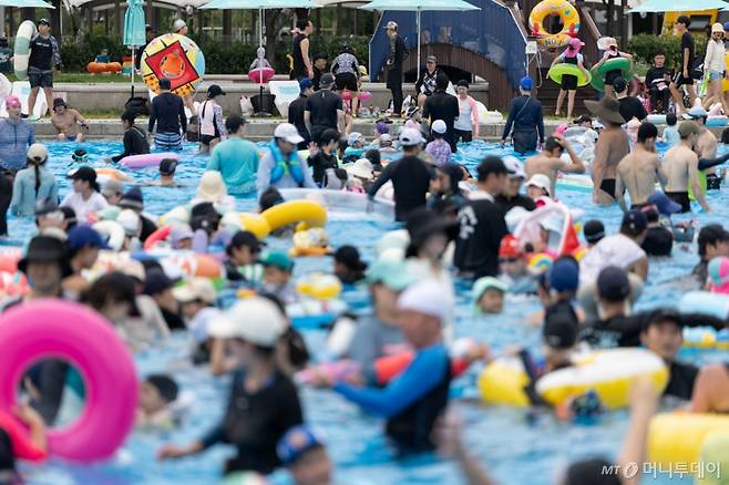 (서울=뉴스1) 이승배 기자 = 무더운 날씨가 이어지고 있는 6일 오후 서울 광진구 뚝섬 한강공원 수영장이 북적이고 있다. 2025.7.6/뉴스1 Copyright (C) 뉴스1. All rights reserved. 무단 전재 및 재배포, AI학습 이용 금지. /사진=(서울=뉴스1) 이승배 기자