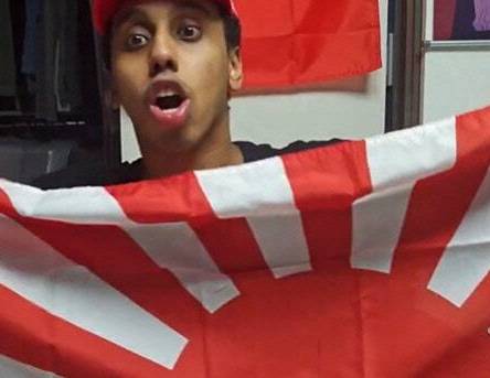 '평화의 소녀상' 조롱 등 국내에서 각종 기행을 벌여 출국 금지 조처된 미국인 유튜버 조니 소말리(램지 칼리드 이스마엘)가 이번엔 전범기를 들고 "일본이 한국을 다시 점령해야 한다"라고 망언했다. /사진=엑스 캡처