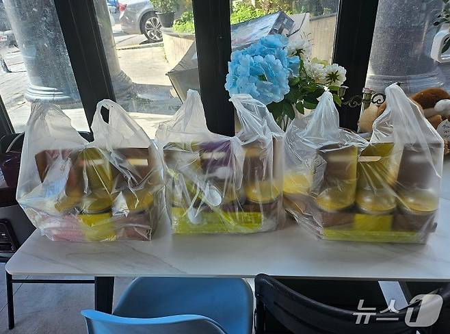 A 씨가 동네 보육원에 기부한 컵빙수. /사진=온라인 자영업자 커뮤니티 아프니까 사장이다