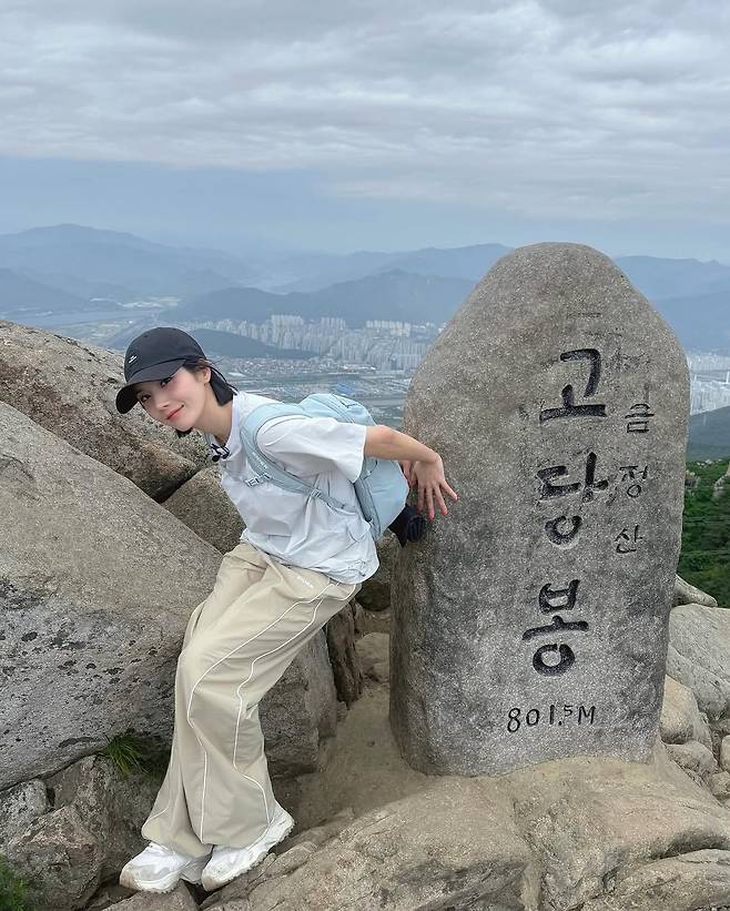 가수 권은비가 부산 금정산 고당봉에 오른 인증샷을 공개했다./사진=권은비 인스타그램