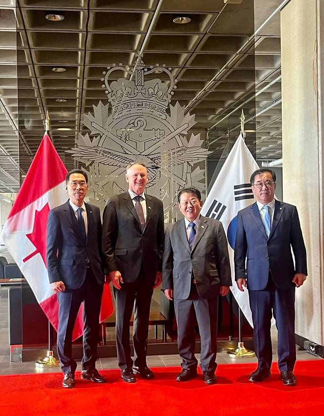 대통령 특사단은 지난 22~23일 캐나다를 방문해 신정부의 국정철학 및 대외정책을 설명하는 한편, '포괄적 전략 동반자 관계'를 바탕으로 한 양국 관계 발전 방안 등에 대해 의견을 교환했다. 사진은 특사단과 데이비드 맥귄티 국방장관의 면담 모습./사진=외교부 제공