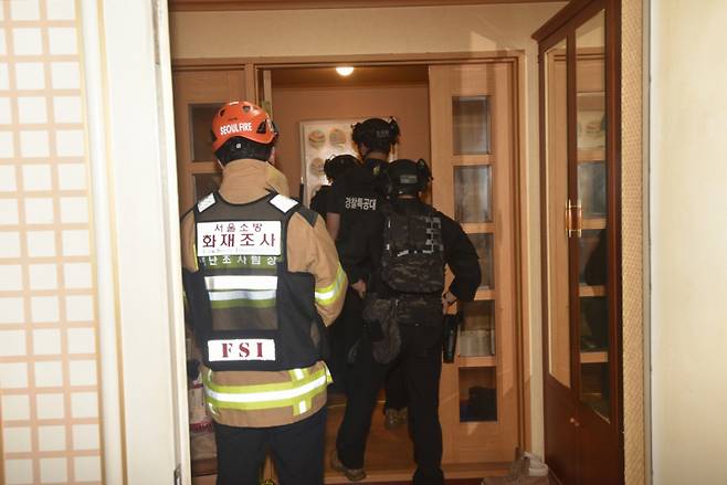 지난 21일 소방 관계자들이 '인천 송도 총격 사건' 피의자의 서울 도봉구 쌍문동 주거지에 진입하고 있다./사진=뉴스1(서울소방재난본부 제공)