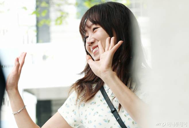 (서울=뉴스1) 권현진 기자 = 배우 공효진이 18일 오전 서울 용산구 드파운드 한남동 쇼룸에서 열린 포토콜 행사에 참석해 손을 흔들고 있다. 2025.4.18/뉴스1  Copyright (C) 뉴스1. All rights reserved. 무단 전재 및 재배포,  AI학습 이용 금지. /사진=(서울=뉴스1) 권현진 기자