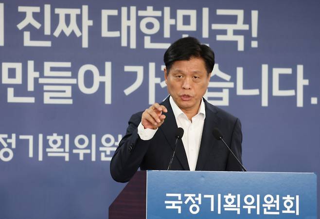 국정기획위원회가 24일 서울 정부서울청사 창성동 별관에서 열린 정례브리핑을 통해 지역사랑상품권이 다음달 4일 본회의에서 처리될 수 있도록 노력하겠다고 전했다. 사진은 지난달 26일 조승래 국정기획위원회 대변인이 서울 종로구 정부서울청사 별관 국정기획위원회에서 열린 현안 관련 기자간담회에 참석해 발언하고 있는 모습. /사진=뉴시스