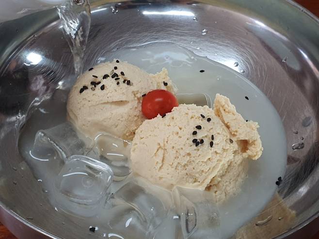 달뜬콩두부의 콩국수는 아이스크림처럼 되직한 콩물 베이스가 이색적이다. /사진=다이어리알