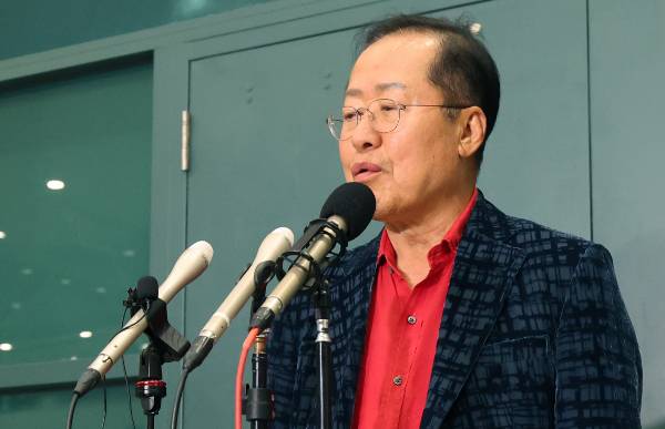 국민의힘을 떠난 홍준표 전 대구시장이 강선우 여성가족부 장관 후보자의 자진 사퇴를 두고 '보좌진 갑질'에 대한 정치권 관행을 지적했다. 사진은 국민의힘 대선 경선에서 탈락한 뒤 정계 은퇴를 선언하고 하와이로 떠났던 홍준표 전 대구시장이 인천국제공항을 통해 귀국해 인터뷰를 하는 모습. /사진=뉴스1