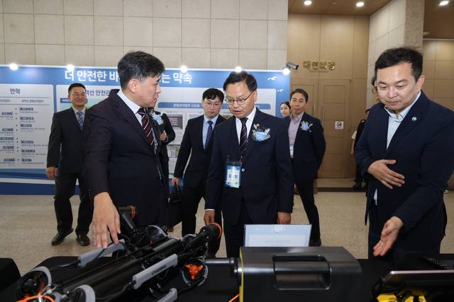 김준석(왼쪽) 한국해양교통안전공단(KOMSA) 이사장이 23일 세종 정부세종컨벤션센터에서 열린  ‘연안여객선 운항관리업무 공공이관 10주년 기념식’‘에서 김성범(가운데) 해양수산부 차관 등 참석자들에게 여객선 운항정보 디지털 서비스를 소개하고 있다. 한국해양교통안전공단 제공