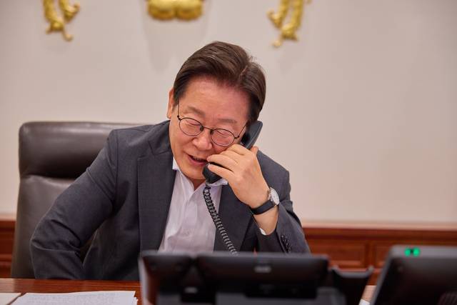 이재명 대통령이 22일 서울 용산 대통령실 청사에서 타밈 빈 하마드 알 싸니 카타르 국왕과 통화하고 있다. 대통령실