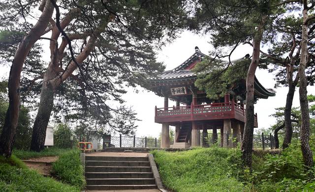관동팔경 중의 하나인 고성의 청간정. 불이 나서 다 타버린 것을 1928년에 다시 지었다. 본래 바닷가에 있던 것을, 다시 지으면서 산 위에 올렸다.