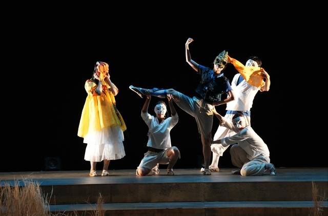 지난 23일 경기 용인시평생학습관 큰어울마당에서 상연된 한국예술종합학교의 연극 ‘덜미’의 한 장면. 용인문화재단 제공