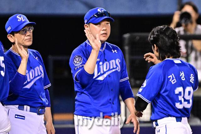 1일 서울 잠실야구장에서 열린 '2025 신한 SOL BANK KBO리그' 삼성 라이온즈와 두산 베어스 경기. 삼성이 4-1로 두산에 승리했다. 박진만 감독이 선수들과 기뻐하고 있다./마이데일리