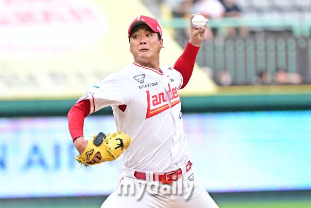 8일 인천 SSG랜더스필드에서 열린 '2025 신한 SOL BANK KBO리그' KT 위즈와 SSG랜더스 경기. SSG 선발 김광현이 힘차게 투구하고 있다./마이데일리