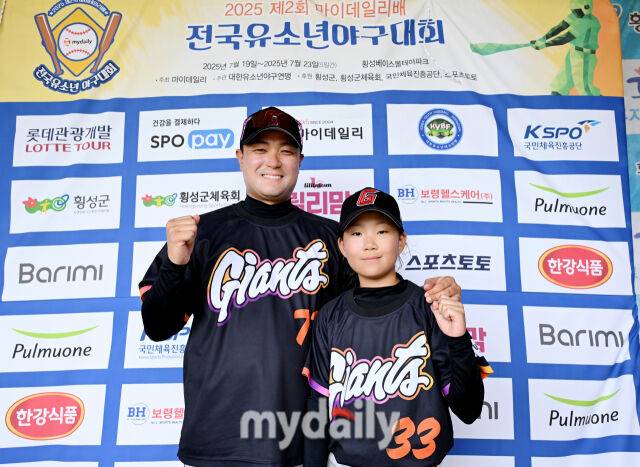 최영수 감독이 이서은과 함께 파이팅을 외치고 있다. /횡성베이스볼테마파크=송일섭 기자